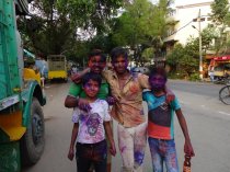 Des jeunes qui célèbrent la fête des couleurs