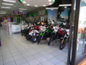 C'est un magasin qui vend de tout: motos et électro-ménagers