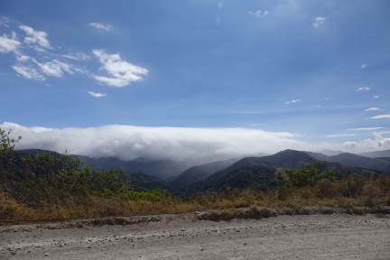 On voit Monteverde dans les nuages, il y pleut presque constamment