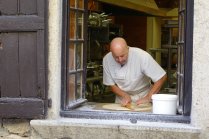 Un pâtissier en train de confectionner la célèbre galette