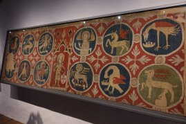 Une rare tapisserie ayant des signes religieux qui n'a pas été détruite pendant la réforme